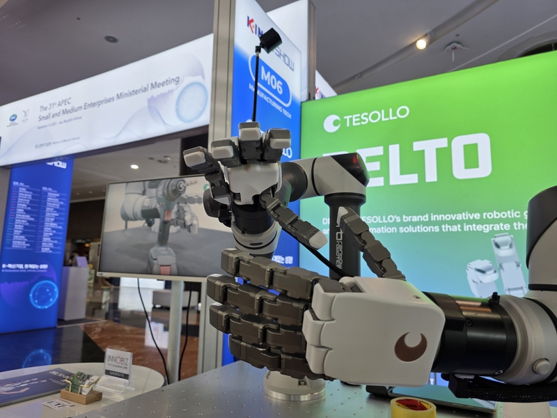 K-INNOSHOW 2025에 출품된 테솔로 인간형 로봇 핸드 ‘델토 그리퍼-5F(Delto Gripper-5F)' 데모. (출처 : 테솔로)