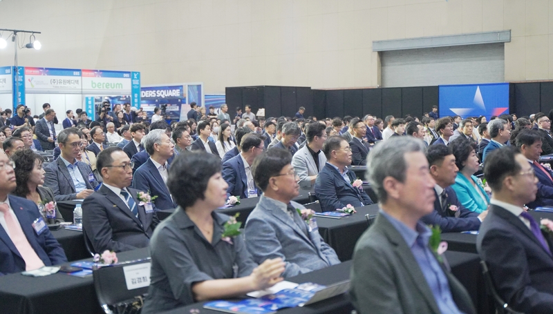 제61회 산업단지의 날 현장. 이 자리에는 다양한 산업단지 이해관계가 총출동해 성장에 대한 의지를 표명했다. (출처 : 헬로티 최재규 기자)