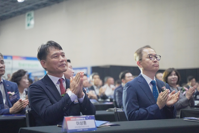 이상훈 한국산업단지공단(KICOX) 이사장(좌)와 이승렬 산업통상자원부 산업정책실장(우)이 국내 산업단지 혁신에 뜻을 함께했다. (출처 : 헬로티 최재규 기자)