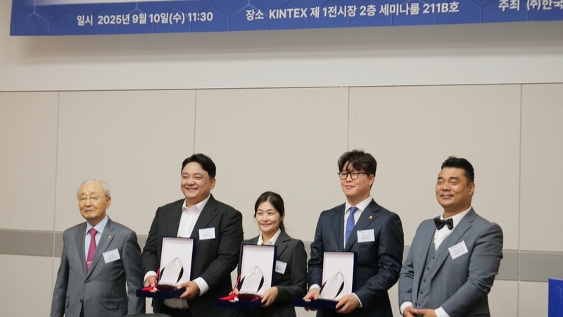 브랜드 혁신상 수상자들이 기념사진을 촬영하고 있다. (출처:헬로티 구서경 기자)