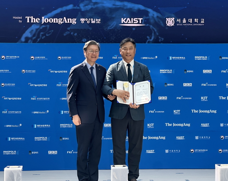 '2025 혁신창업국가 대한민국 국제포럼' 한국경제인협회 회장상을 수상한 솔리비스 신동욱 대표(우) / 출처 - 솔리비스 