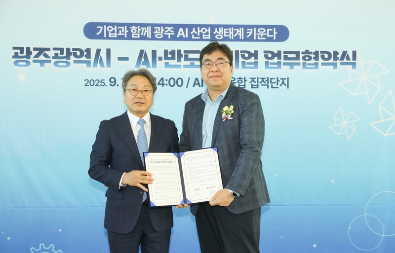 (왼쪽부터) 강기정 광주 시장, 코아시아세미 이승록 전무