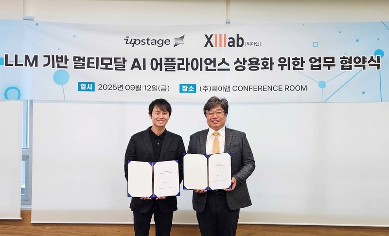 (왼쪽부터) 업스테이지 최훈 영업이사, 씨이랩 채정환 대표이사