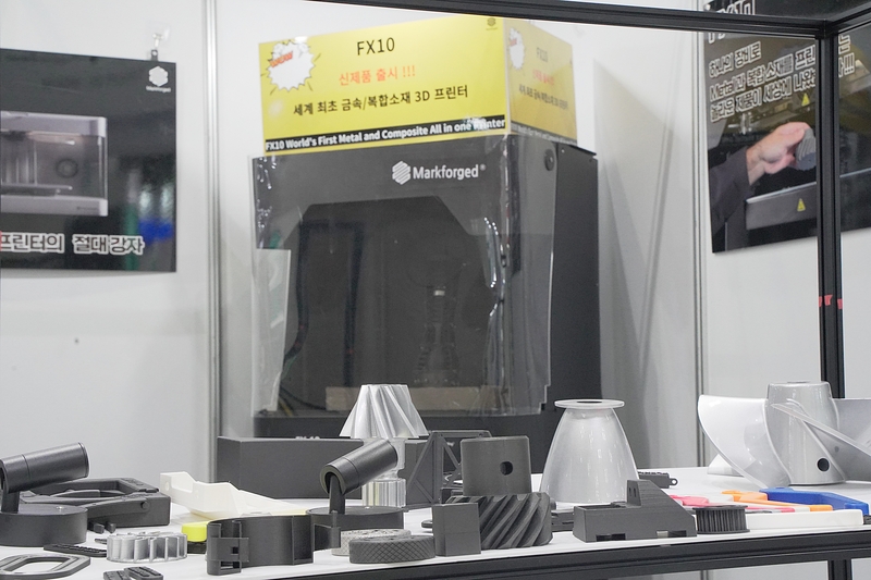 마크쓰리디프린트의 ‘제5회 유통·물류 및 공급망관리 산업전(Supply Chain Management Fair 2025)' 현장 부스에는 최신 적층 제조 제품이 자리했다. (출처 : 헬로티 최재규 기자)