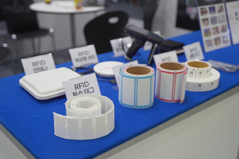 RFID 구성 요소를 한데 전시한 에일리언테크놀로지. (출처 : 헬로티 최재규 기자)