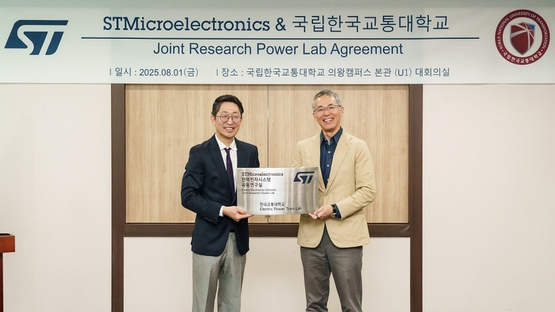 (왼쪽부터) 김정은 국립한국교통대 철도전기정보공학과 교수와 히로시 노구치 ST APeC 지역 세일즈 및 마케팅 수석 부사장 (출처:ST마이크로일렉트로닉스)
