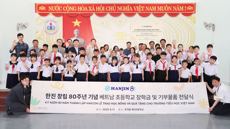 한진 노삼석 대표이사 사장, 조현민 사장이 11일 베트남 퀴논 프억흥 1초등학교 대강당에서 장학금과 기부물품을 전달하고 학생들과 함께 기념촬영을 하고 있다. 뒷줄 왼쪽 다섯 번째부터 한진 노삼석 대표이사 사장, 조현민 사장이 포즈를 취하고 있다. / 출처 - 한진 