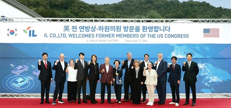 신기술 소재 기술 업체 아이엘 관계자와 미국 전직 연방의원단(FMC) 방한 멤버가 충청남도 천안 소재 아이엘 스마트 팩토리(Smart Factory) 현장에서 지속적인 협력을 다짐하고 있다. (출처 : 아이엘)