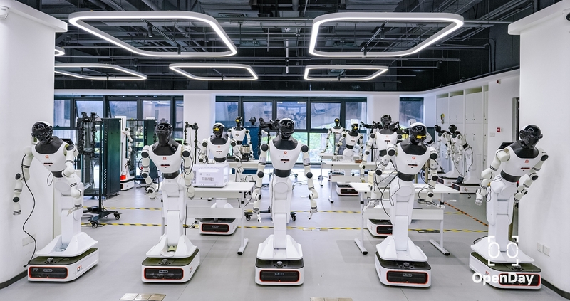 중국 휴머노이드 로봇(Humanoid Robot) 기술 업체 리얼맨로보틱스가 이번에 개소한 휴머노이드 데이터 트레이닝 센터. 이 안에는 108의 여러 로봇 폼팩터가 도입됐다. (출처 : 리얼맨로보틱스)