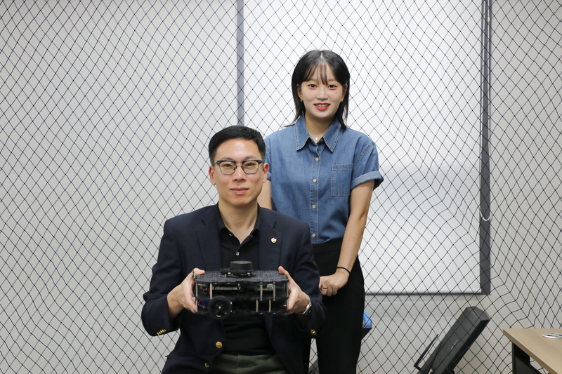 DGIST 전기전자컴퓨터공학과 박경준 교수(왼쪽), 채지영 석박사통합과정생 (출처 : DGIST)