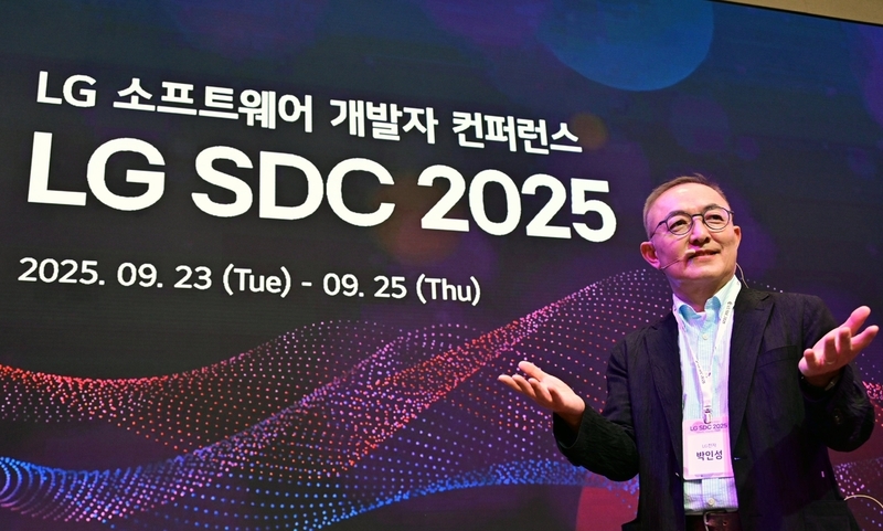 LG 소프트웨어 개발자 컨퍼런스에서 발표 중인 LG전자 CTO부문 박인성 SW센터장 / 출처 - LG전자