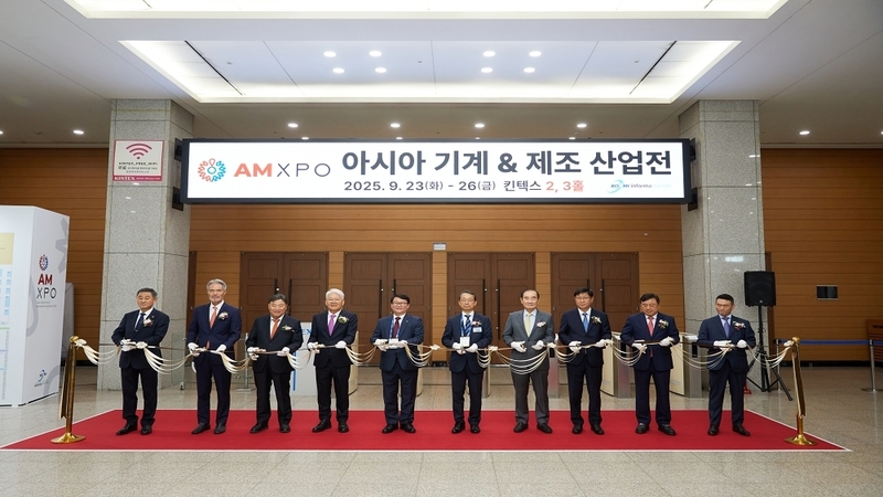 2025 AMXPO 개막식 현장 (왼쪽부터) 세창인터내쇼날 이태훈 대표이사, 디씨엠 이재서 회장, 효동기계공업 김동섭 회장, 대진볼트공업 오한일 회장, 인포마마켓한국 오세규 대표이사, 한국기계산업진흥회 조영철 회장, 하이젠알앤엠 김재학 회장, 현대로템 오준석 본부장, 덕일산업 유기덕 회장, 주강로보테크 강인각 대표이사 