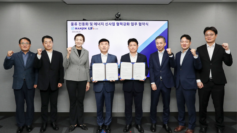 (주)한진과 LS이링크가 물류 전동화 및 에너지 신사업 협력 강화를 위한 MOU를 체결하고 기념사진을 촬영하고 있다. 왼쪽 3번째부터 (주)한진 조현민 사장, (주)한진 노삼석 대표이사 사장, LS 이링크 김대근 대표이사 / 출처 - 한진 