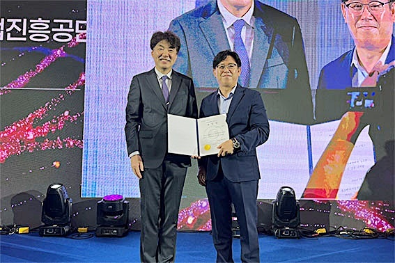 박철우 한국공학대학교 부총장(좌)과 최찬휘 브릴스 생산기술본부 이사(우)가 중소벤처기업진흥공단 이사장상 수상 기념 촬영 중이다. (출처 : 브릴스)