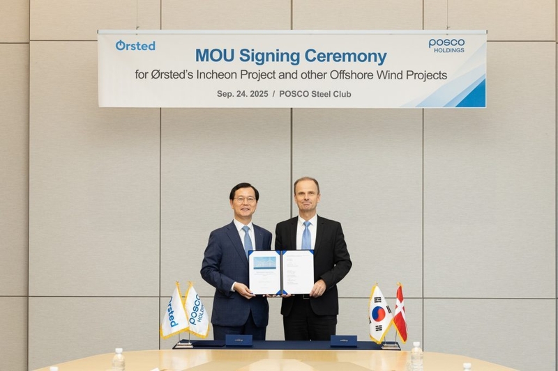 포스코그룹이 지난 24일 포스코센터에서 오스테드社와 인천 해상풍력사업 공동개발을 위한 양해각서(MOU)를 체결했다. (왼쪽부터 이주태 포스코홀딩스 대표이사 사장, 페어 마이너 크리스텐센 오스테드 아시아태평양 대표) (출처: 포스코그룹)