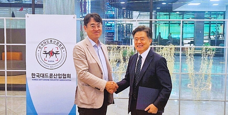 김정훈 펀진 사장(좌)과 양병희 한국대드론산업협회장(우)이 국내 무인항공기 혁신을 위해 뜻을 모았다. (출처 : 펀진)