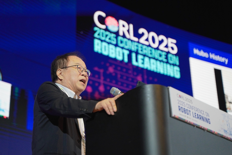 오준호 삼성전자 미래로봇추진단장이 지난 30일 '제9회 로봇학습국제학술대회(Conference on Robot Learning 2025, CoRL 2025)' 기조연설을 위해 연단에 섰다. (출처 : 헬로티 최재규 기자)