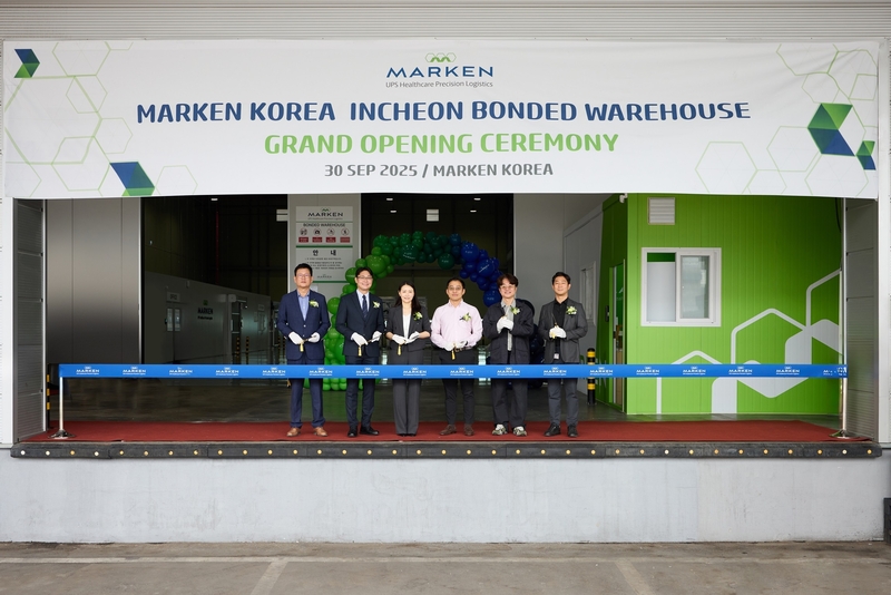 글로벌 헬스케어 정밀 물류 기업 마켄코리아(MARKEN Korea)가 인천국제공항에 바이오의약품 전용 콜드체인 보세물류센터 오픈식 행사에서 테잎 커팅식을 진행했다. 왼쪽부터 UPS SCS 코리아 박효종 대표, 마켄 포맹 체아 아시아태평양 지역 부사장, 마켄코리아 안선옥 지사장, UPS코리아 진정환 이사, UPS코리아 송태호 이사, UPS Healthcare 권혁수 이사 / 출처 - 마켄코리아 