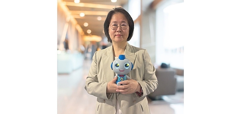 디자인씽킹 교육기관 에듀툴킷디자인연구소의 김성희 최고경영책임자(CEO)가 최근 엑스오소프트와의 개발을 마무리한 시니어 케어 AI 로봇 '나로(NARO)'와 함께 기념촬영 중이다. (출처 : 에듀툴킷디자인연구소)