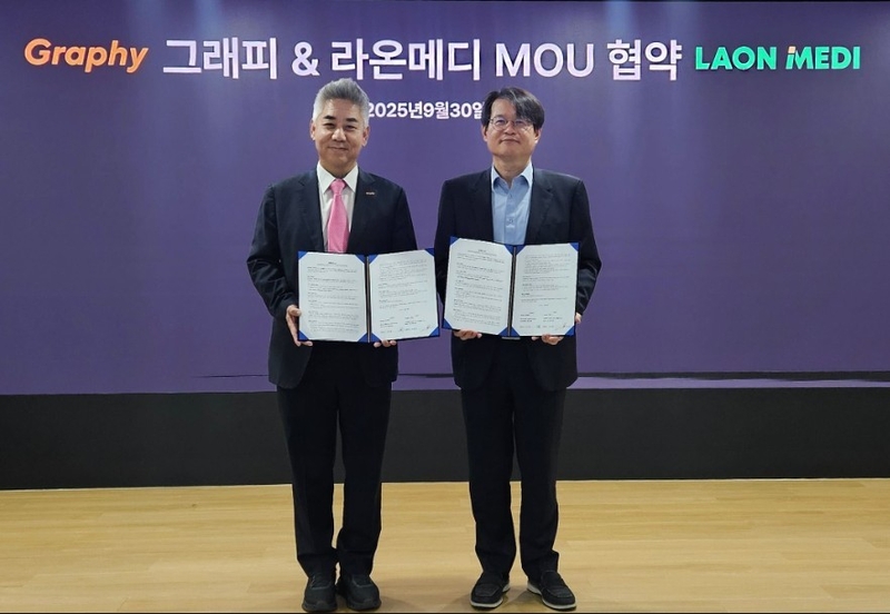그래피 심운섭 대표(왼쪽)와 라온메디 이석중 대표가 기념 촬영을 하고 있다. (출처 : 라온피플)