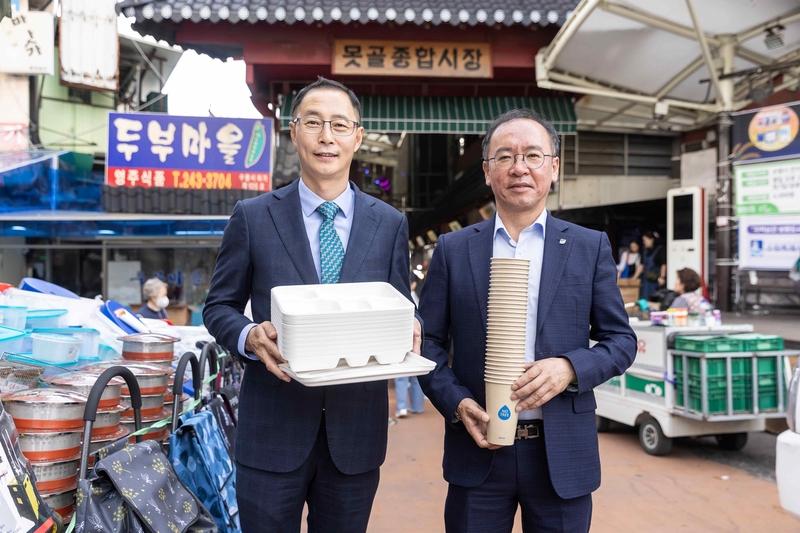 김명규 쿠팡이츠서비스 대표(왼쪽)와 이충환 전국상인연합회 회장(오른쪽) / 출처 - 쿠팡 