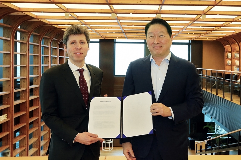 최태원 회장(오른쪽)과 샘 올트먼 OpenAI CEO(왼쪽) 등 양사 경영진들이 1일 서울 종로구 SK서린빌딩에서 메모리 공급 의향서(Memory Supply LOI)와 서남권 AI DC 협력에 관한 양해각서(MOU)를 체결했다. / 출처 - SK