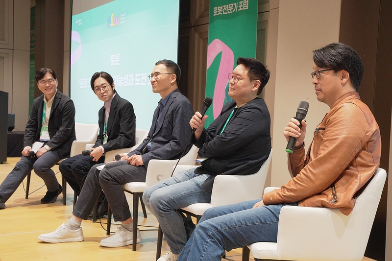 (왼쪽부터) 김익재 소장, 공경철 한국과학기술원(KAIST) 기계공학과 교수, 최리군 현대자동차그룹 로보틱스랩 상무, 데니스 홍(Dennis Hong) 미국 캘리포니아 대학교 로스앤젤레스(University of California, Los Angeles) 기계항공공학과 교수, 김상배 매사추세츠 공과대학교(MIT) 기계공학과 교수. (출처 : 헬로티 최재규 기자)