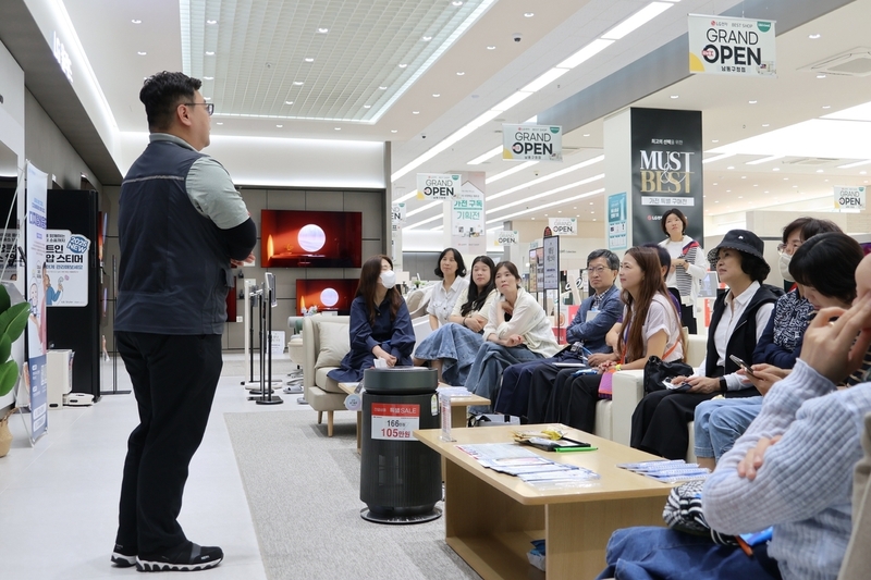 LG전자 시니어 대상 AI홈 교육 (출처 : LG전자)