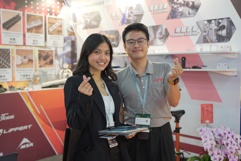 '대만 산업주간(Taiwan Industry Week 2025)' 전시 주최사 카이고(Kaigo)의 프로젝트 담당자인 그라시엘라 소에핀토(Graciela C. Soepinto)(좌)와 참가사 저스티너스 사이언텍의 라이언 시(Ryan Shi) 매니저(우)가 글로벌 연구 장비 혁신을 위한 지속적인 협력을 다짐하고 있다. (출처 : 헬로티 최재규 기자)