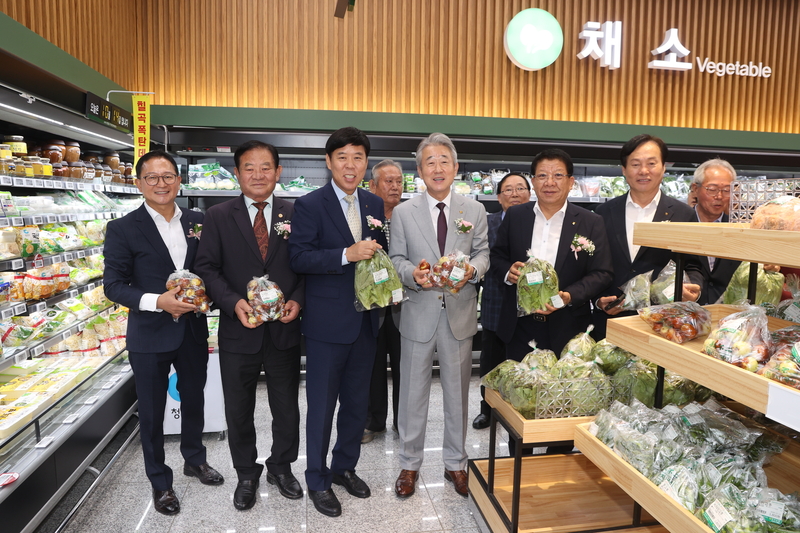 10.14일 칠곡농협 하나로마트 준공을 축하하며 기념촬영을 하고 있다. 강호동 농협중앙회장(왼쪽에서 4번째) 사진/농협중앙희
