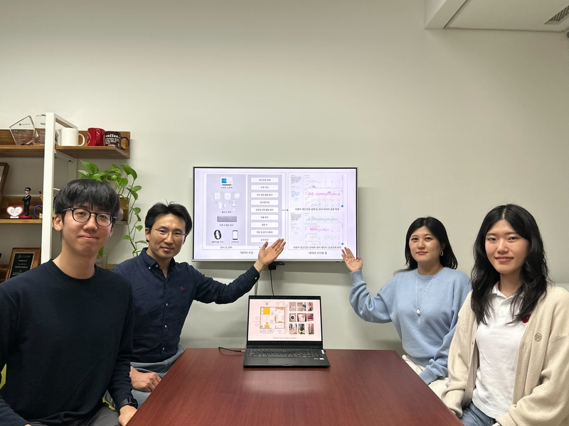 (왼쪽부터) 전산학부 이찬희 박사과정, 전산학부 이의진 교수, 전산학부 이현수 교수, 전산학부 고영지 박사과정 (출처 : KAIST)
