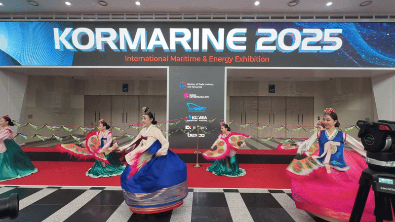 이달 21일 열린 '제24회 국제조선·해양산업전(KORMARINE 2025)' 개막식에서 부채춤 공연팀 '해오름' 구성원이 축하 공연을 선보이고 있다. (촬영·편집 : 헬로티 최재규 기자)