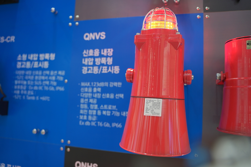 QNVS 수직형 일체형 경고등·전자혼. (출처 : 헬로티 최재규 기자)