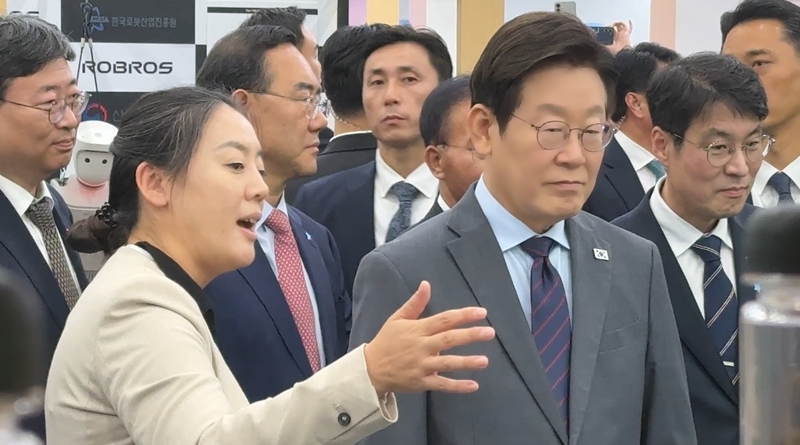 이재명 대통령이 ‘2025 미래혁신기술박람회(FIX 2025)' 에이로봇 부스를 방문했다. 사진은 엄윤설 에이로봇 대표(좌)가 이 대통령(우)에게 자사 로봇에 대해 설명하는 모습. (출처 : 헬로티 최재규 기자)