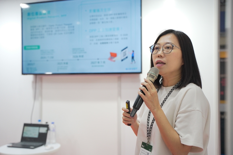 환경 규제 관련 국제 법안이 속속 등장하는 가운데, 패니 청(Fany Cheng) 맥사오트인터내셔널 프로젝트 매니저가 각 제조 업체의 경쟁력 확보 방안을 공개하는 중이다. (출처 : 헬로티 최재규 기자)