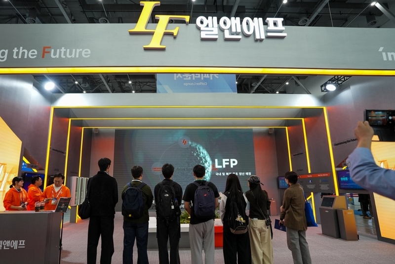 엘앤에프 ‘DIFA 2025’ 부스를 찾은 관람객들이 제품 전시를 살펴보고 있다. (출처 : 엘앤에프)