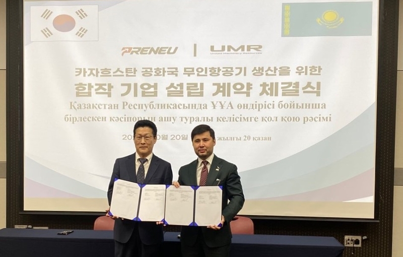 이종경 프리뉴 최고경영책임자(CEO)(좌)와 아우예조프 예르잔 하비볼라예비치(Auyezov Yerzhan Khabibullayevich) UMR CEO(우)가 드론 기술 및 생태계 고도화를 위한 의지를 다지고 있다. (출처 : 프리뉴)