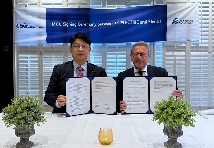 LS일렉트릭은 10월 29일(현지시간) 영국 브리스톨 시에 위치한 일렉시스 본사에서 일렉시스와 ‘영국 데이터센터 향(向) 저압(LV) 배전반 공동 개발을 위한 업무협약(MOU)’을 체결했다. 사진은 조욱동 LS일렉트릭 글로벌사업본부 본부장(왼쪽)과 크리스 프랫‘ 일렉시스 사장’이 협약 체결 후 기념촬영을 하는 모습. (제공: LS일렉트릭)