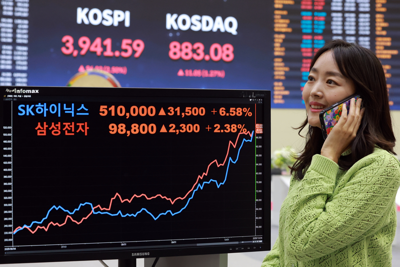 삼성전자와 SK하이닉스는 전 세계 HBM 수요 증가에 따라 역대급 실적을 기록했다. (출처 : 연합뉴스)