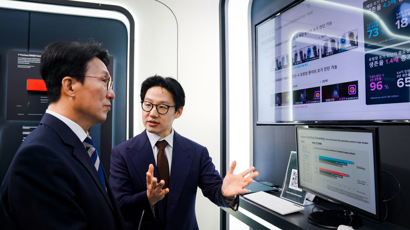 서범석(오른쪽) 루닛 대표가 30일 경북 경주시 경주엑스포대공원 첨단미래산업관 내 루닛 부스를 방문한 김민석(왼쪽) 국무총리 등 참석자들에게 AI 암 진단 솔루션<br>
'루닛 인사이트'를 시연하고 있다 / 출처 - 루닛