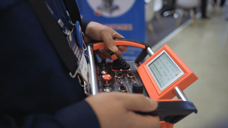 팬던트를 통해 AGV 수동 조작 중인 작업자. (촬영 ·편집 : 헬로티 최재규 기자)