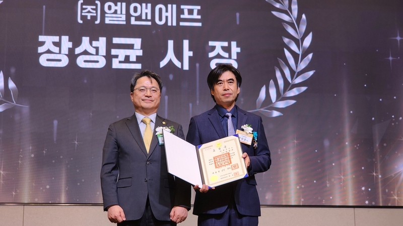 산업통상자원부 문신학 차관(왼쪽), 엘앤에프 장성균 CPO (출처 : 엘앤에프)