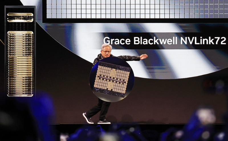 올해 1월 세계 최대 가전·정보기술(IT) 전시회 CES 2025 개막을 하루 앞두고 미국 네바다주 라스베이거스 만달레이베이 컨벤션센터 내 미셀로브 울트라 아레나(Michelob Ultra Arena)에서 젠슨 황 엔비디아 최고경영자(CEO)가 그레이스 블랙웰 NVLink72를 들고 무대에 섰다. (출처 : 연합뉴스)