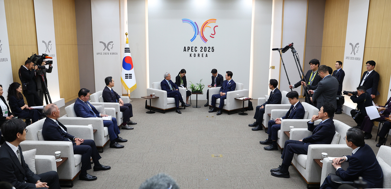 이재명 대통령이 31일 APEC 정상회의장인 경주화백컨벤션센터에서 젠슨 황 엔비디아 최고경영자를 접견하고 있다. (출처 : 연합뉴스)