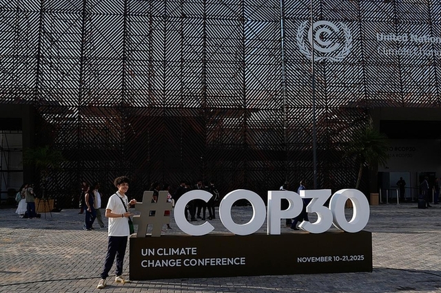 기후 대응 발 빼는 美, 치고 나오는 中...'최대 15억t 감축 의지'