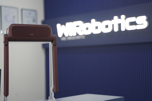 [봇규가 간다] “화장실 열 걸음부터 산티아고 순례길까지”...위로보틱스 ‘윔 S’ 보행 훈련소를 가다