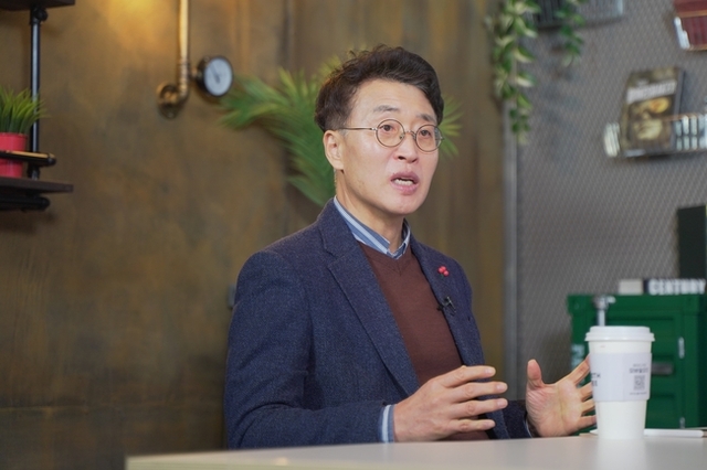 [헬로DX] 인공지능 전환(AX) 이해도 1의 벽...“제조 현장에 필요한 건 ‘스텝 바이 스텝’”