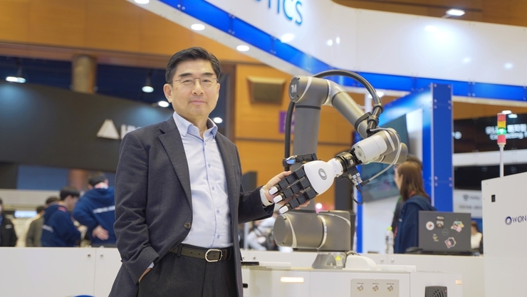 [봇규의 헬로BOT] “잘 집는 건 기본, 안 쉬고 일하는 게 핵심” 원익로보틱스가 설계한 ‘무정지 로봇 공정’ 비전