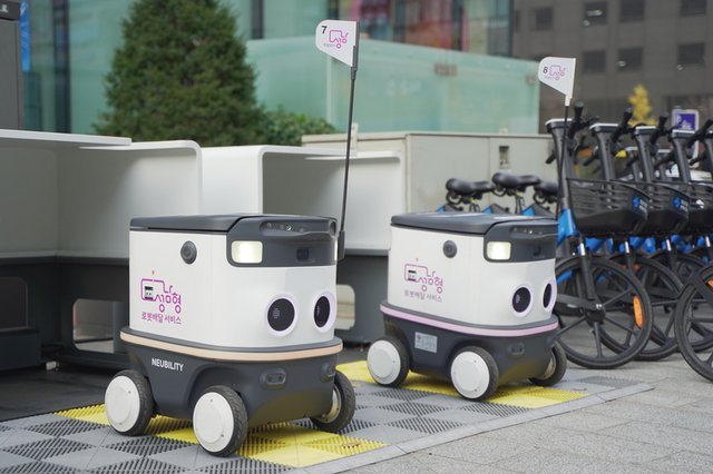 [봇규가 간다] 판교 보도 누비는 AMR ‘뉴비’가 쏘아 올린 공...도심 데이터 자산으로 ‘자율주행 선순환’ 만든다