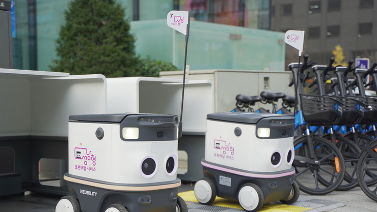 [봇규가 간다] 판교 보도 누비는 AMR ‘뉴비’가 쏘아 올린 공...도심 데이터 자산으로 ‘자율주행 선순환’ 만든다